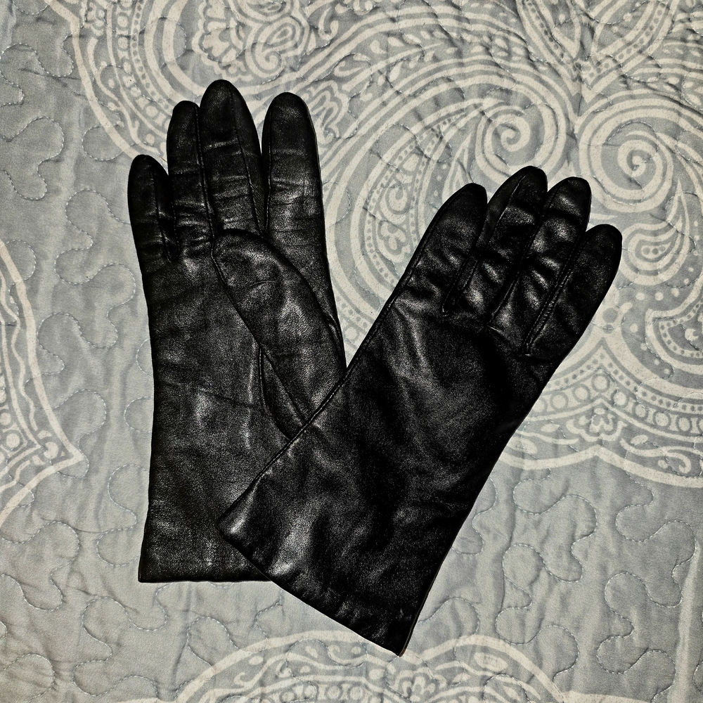 Elegant Black Leather Gloves